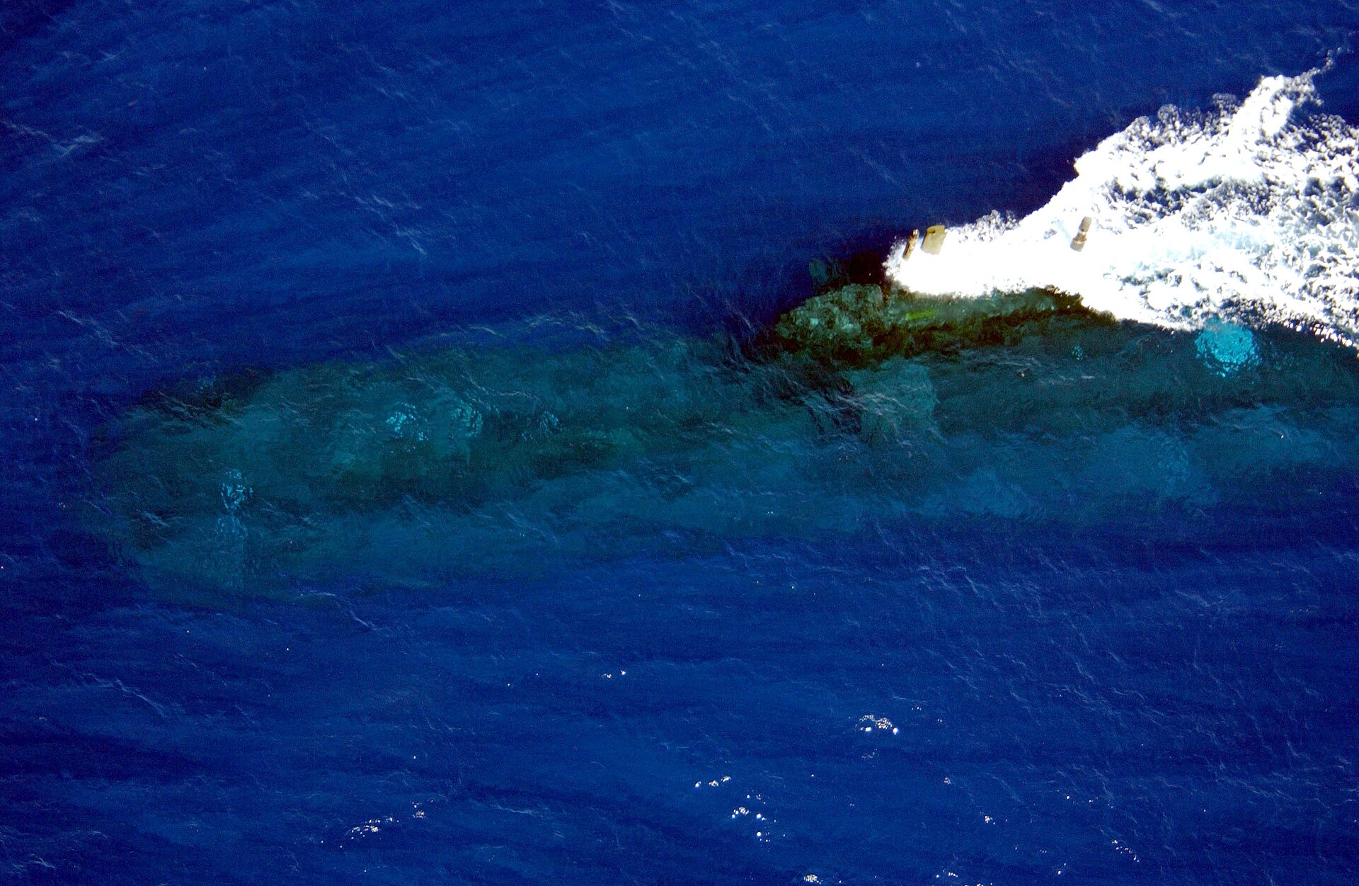 海面に出た潜水艦の潜望鏡