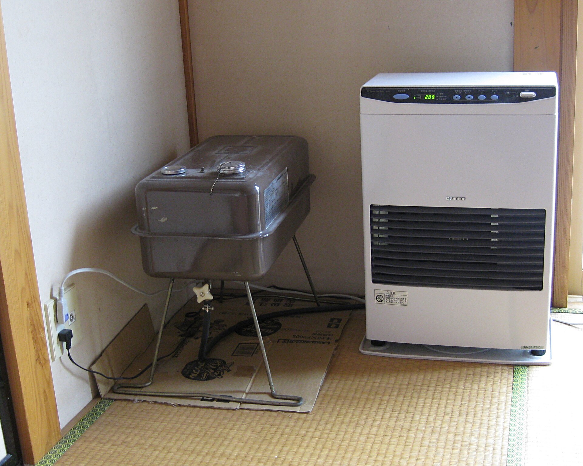 部屋に置かれた石油ストーブ