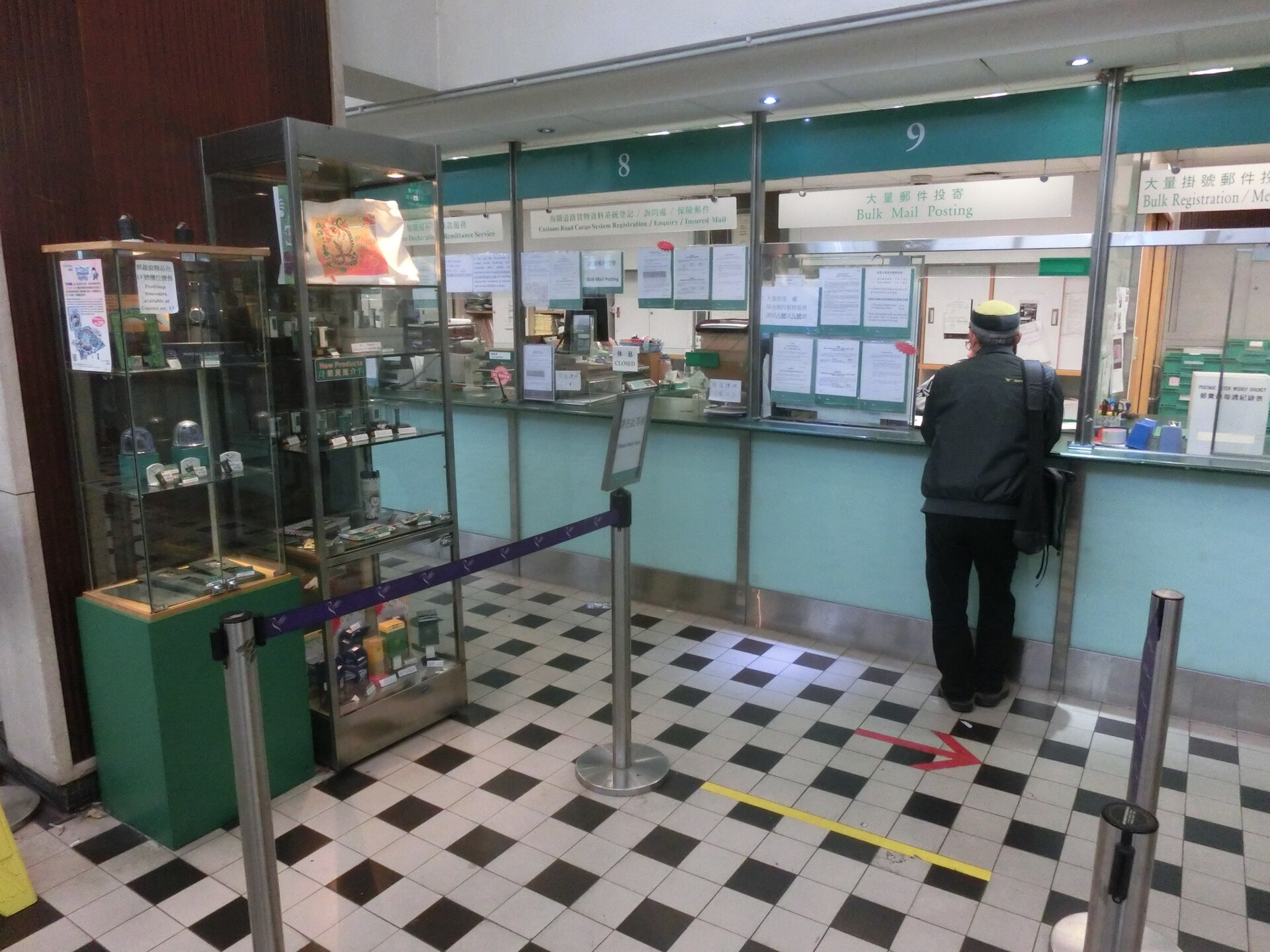 役所の窓口カウンター