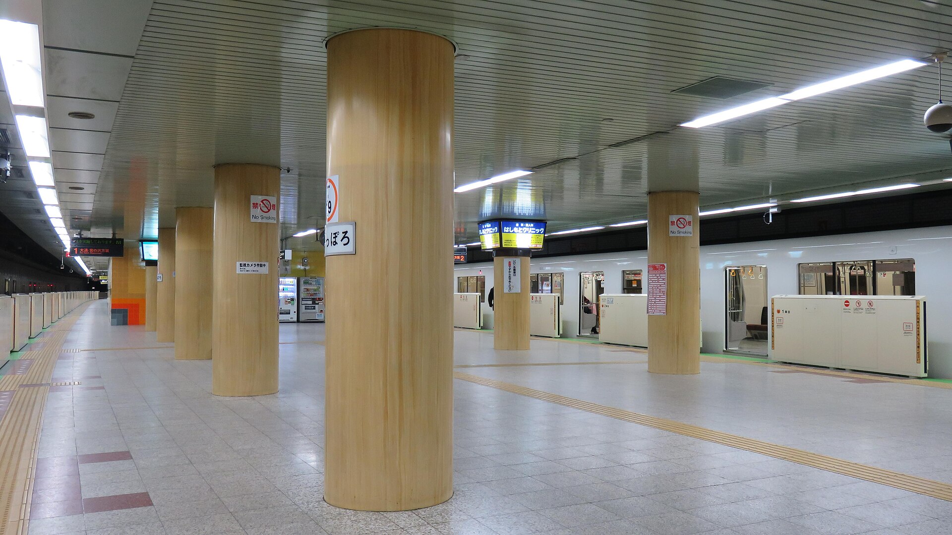 札幌の地下鉄の駅のホーム